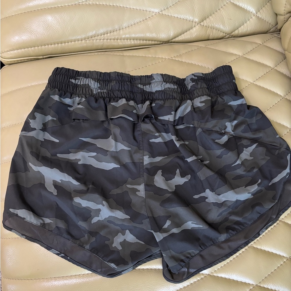 Athleta - Mesh Racer Run Shorts 4”. Size S - Camo - side zip pocket -gently worn